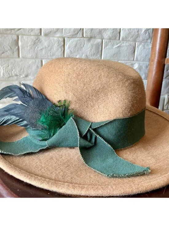 Vintage Capo Feathered Tan Wool Hat + Ribbon Hatband - Picture 3 of 10